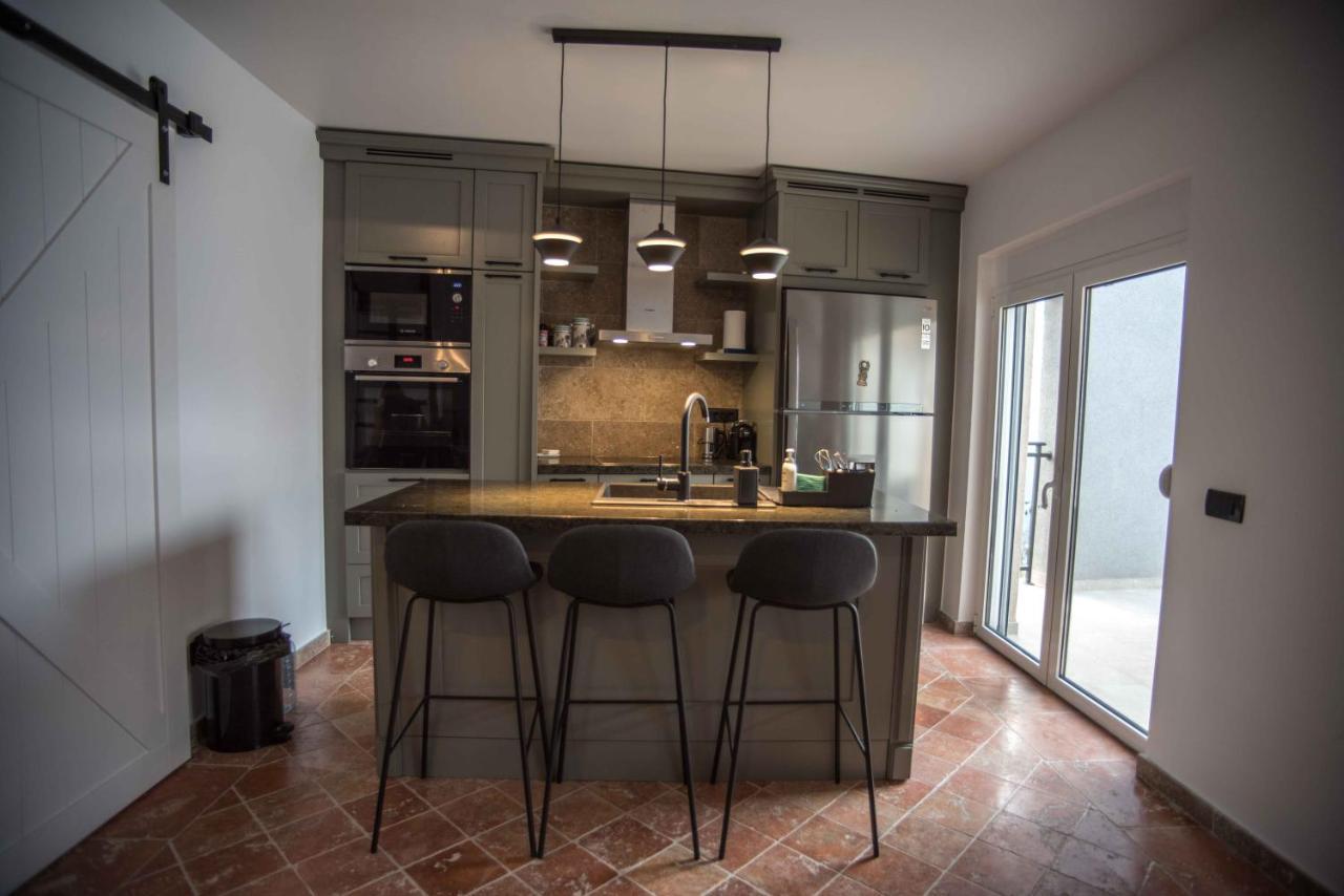 Modern Waterfront 3-Bed Apartment Donja Kostanjica Zewnętrze zdjęcie